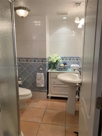2555 Collins Avenue Miami Beach FL 33140