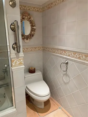 2555 Collins Avenue Miami Beach FL 33140
