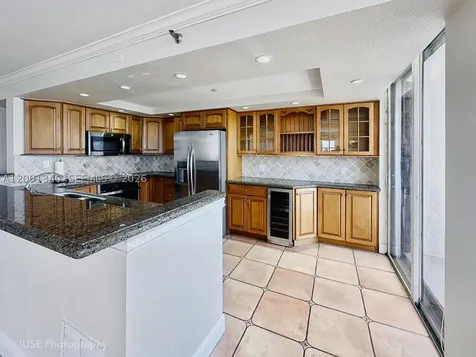 2555 Collins Avenue Miami Beach FL 33140