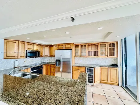 2555 Collins Avenue Miami Beach FL 33140
