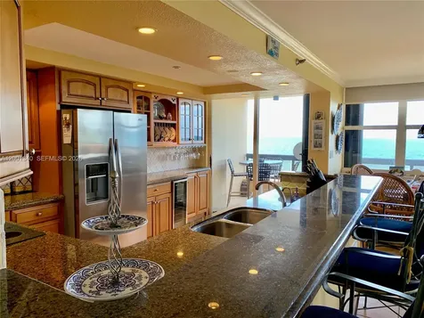 2555 Collins Avenue Miami Beach FL 33140