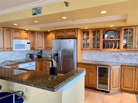 2555 Collins Avenue Miami Beach FL 33140