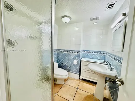 2555 Collins Avenue Miami Beach FL 33140