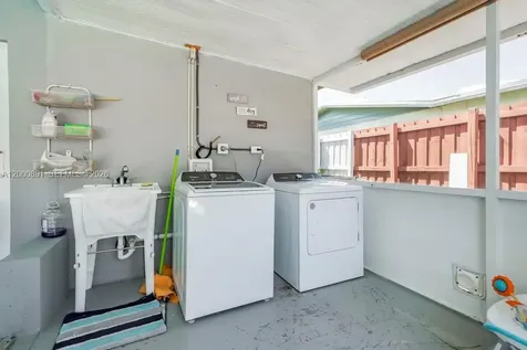 1301 N 74th Terrace Hollywood FL 33024