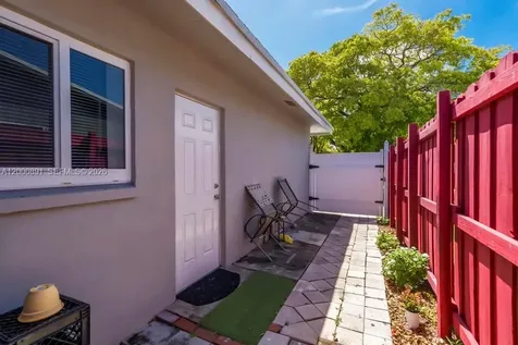 1301 N 74th Terrace Hollywood FL 33024