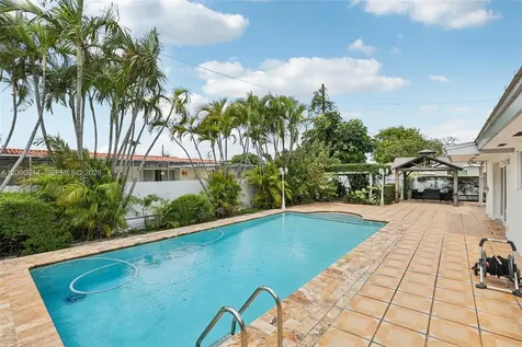 1900 SW 87th Court Miami FL 33165