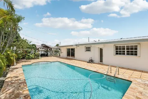 1900 SW 87th Court Miami FL 33165