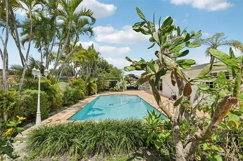 1900 SW 87th Court Miami FL 33165