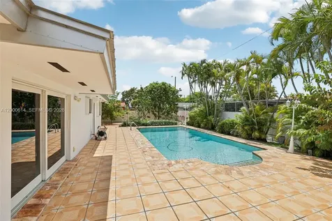 1900 SW 87th Court Miami FL 33165
