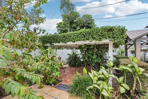 1900 SW 87th Court Miami FL 33165