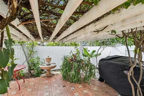 1900 SW 87th Court Miami FL 33165
