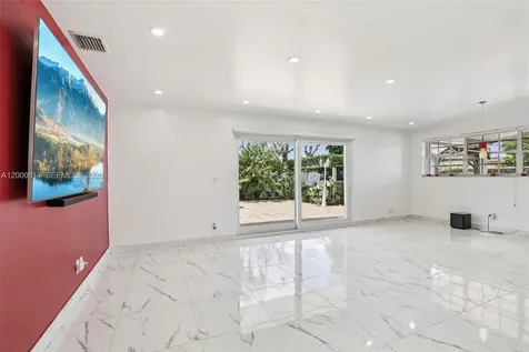 1900 SW 87th Court Miami FL 33165