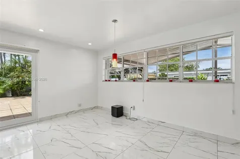 1900 SW 87th Court Miami FL 33165