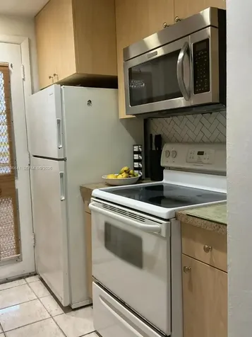 16900 NE 14 Miami FL 33162