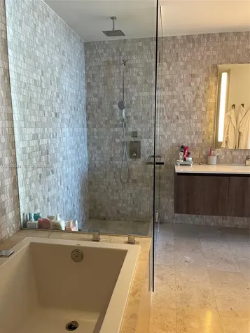 68 SE 6th Street Miami FL 33131