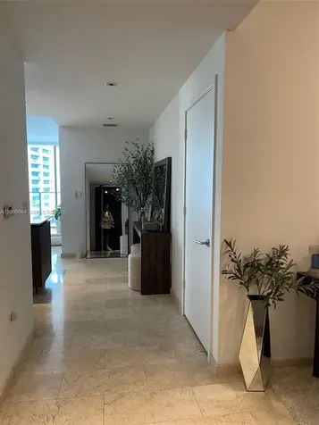 68 SE 6th Street Miami FL 33131