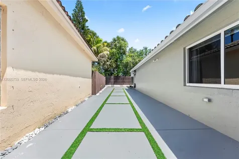 1077 NW 170th Avenue Pembroke Pines FL 33028
