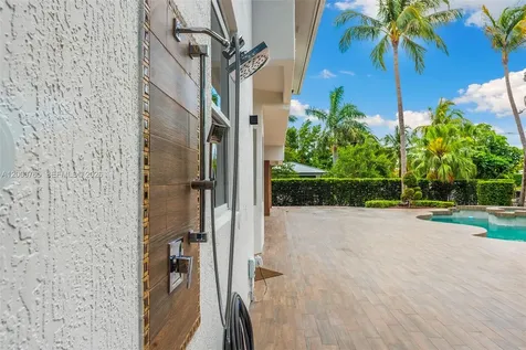 552 Palm Drive Hallandale Beach FL 33009