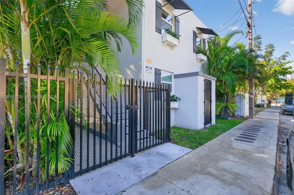 3676 Oak Avenue Miami FL 33133