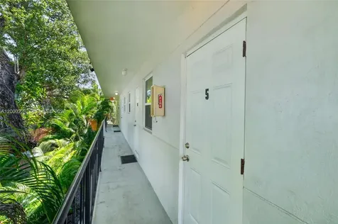 3676 Oak Avenue Miami FL 33133