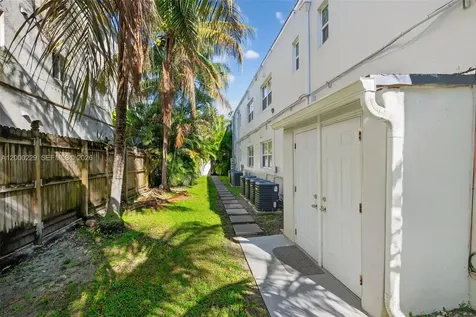 3676 Oak Avenue Miami FL 33133