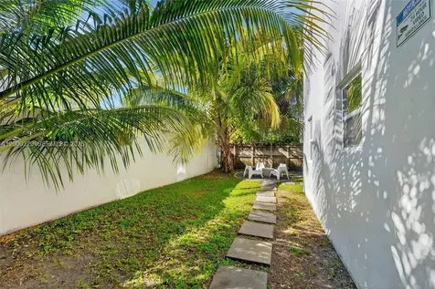 3676 Oak Avenue Miami FL 33133