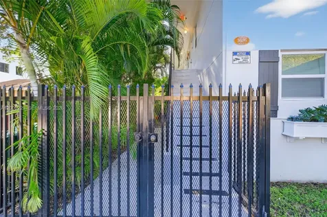 3676 Oak Avenue Miami FL 33133