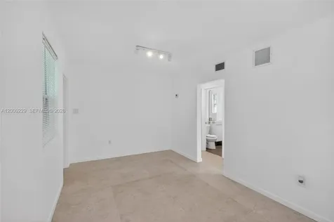 3676 Oak Avenue Miami FL 33133