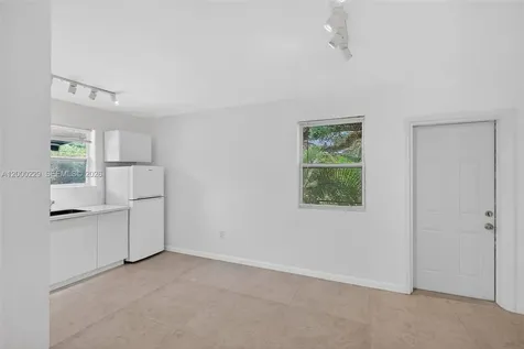 3676 Oak Avenue Miami FL 33133