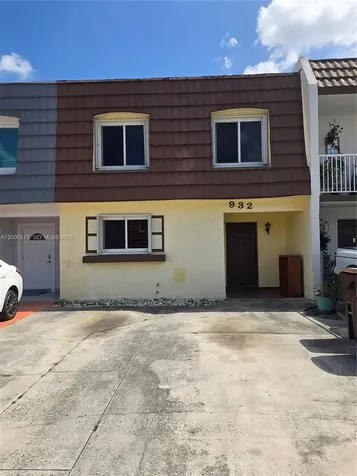 932 W 80th Place Hialeah FL 33014