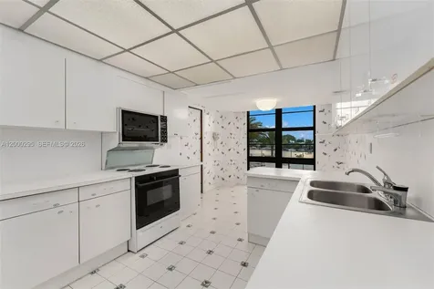 5500 Collins Avenue Miami Beach FL 33140