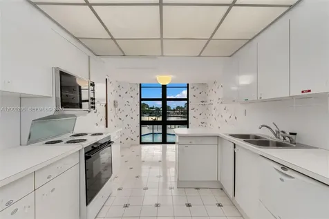5500 Collins Avenue Miami Beach FL 33140