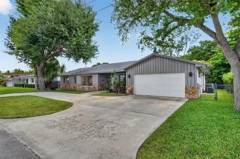 7009 SW 66th Avenue South Miami FL 33143