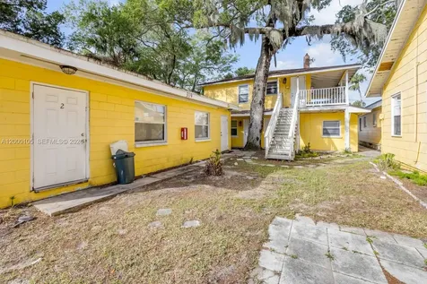 319 Country Club Oval Daytona FL 32114