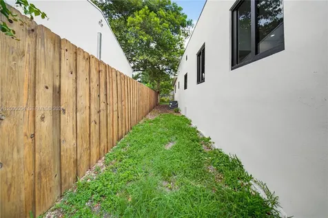 1021 NW 48th Street Miami FL 33127