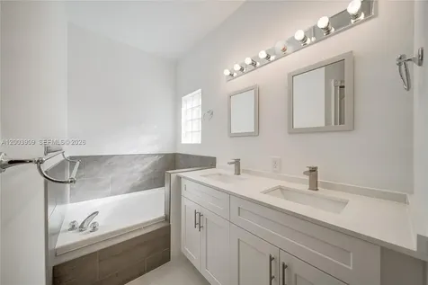 2924 NW 99th Place Doral FL 33172