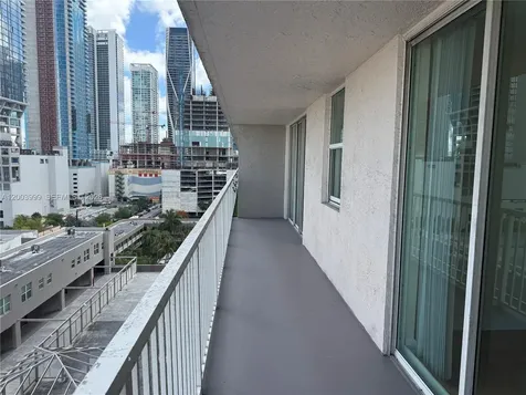 915 NW 1st Avenue Miami FL 33136