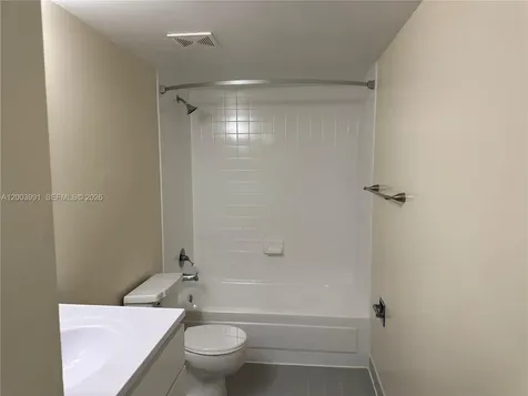 915 NW 1st Avenue Miami FL 33136