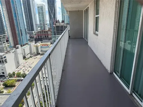 915 NW 1st Avenue Miami FL 33136