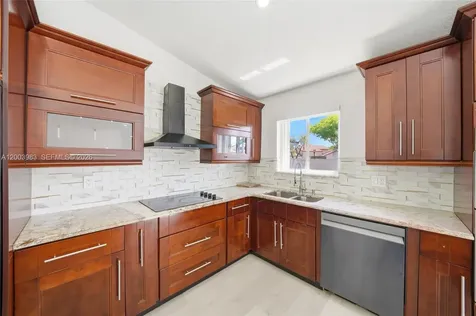 6136 NW 181st Terrace Circle W Hialeah FL 33015