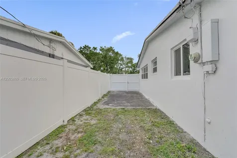 6442 Oak Street Hollywood FL 33024