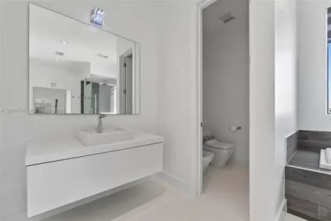 10431 NW 68th Terrace Doral FL 33178