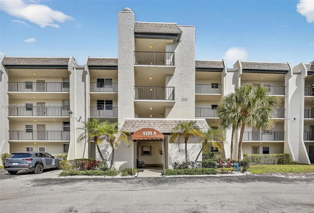 9235 Lagoon Place Davie FL 33324