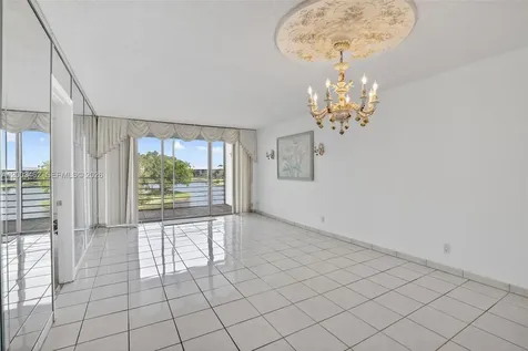 9235 Lagoon Place Davie FL 33324