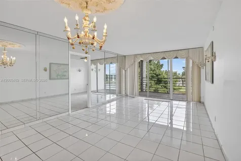 9235 Lagoon Place Davie FL 33324