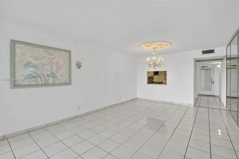 9235 Lagoon Place Davie FL 33324