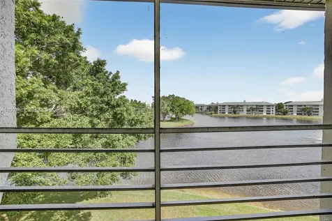 9235 Lagoon Place Davie FL 33324
