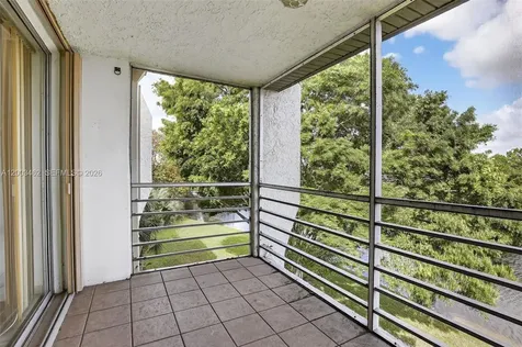 9235 Lagoon Place Davie FL 33324