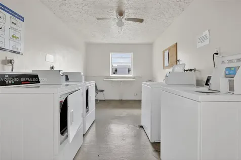 9235 Lagoon Place Davie FL 33324