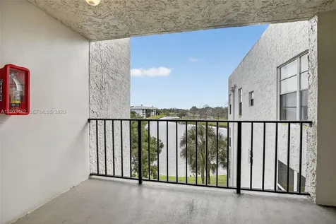 9235 Lagoon Place Davie FL 33324